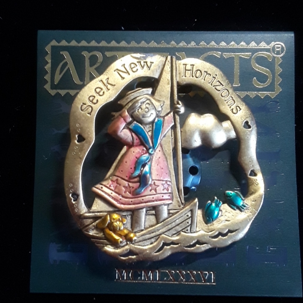 ARTEFACTS  WOMEN'S BROOCH SEEK NEW HORIZONS